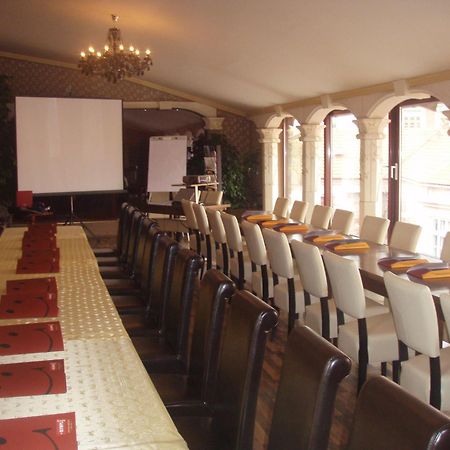 Hotel Bow Garden Komarno Exterior photo