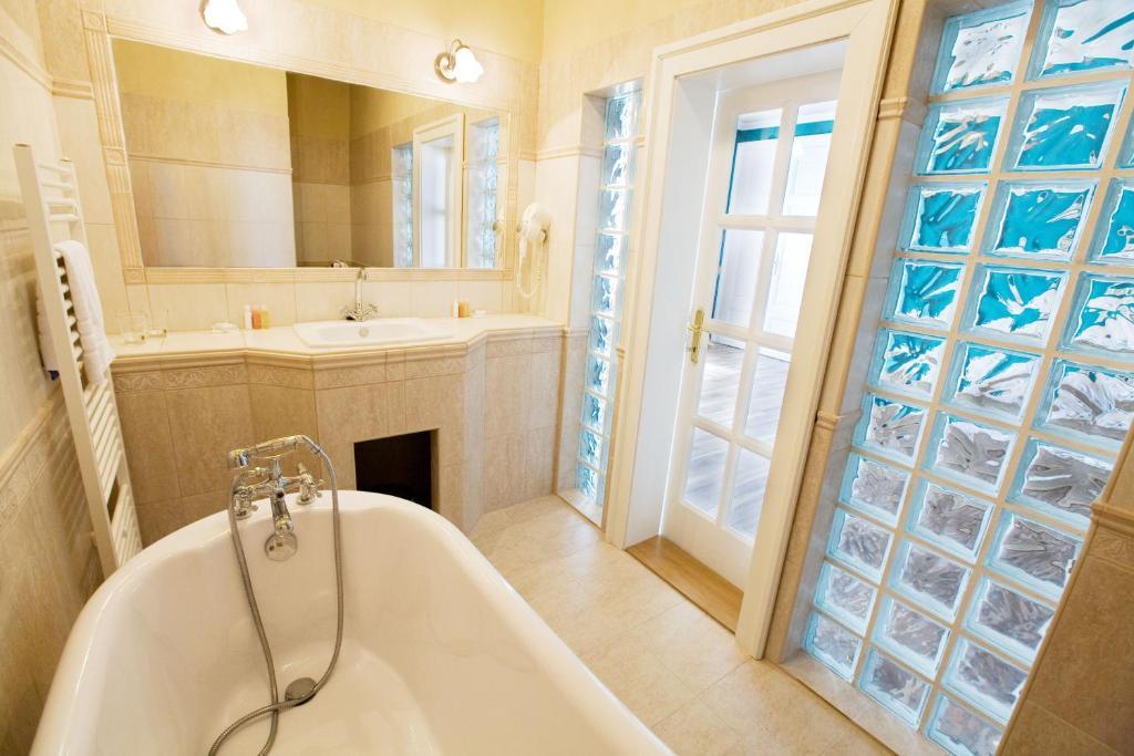 Hotel Bow Garden Komarno Room photo