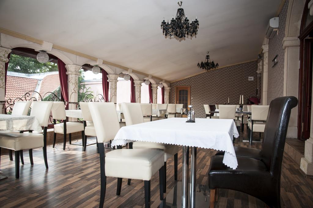 Hotel Bow Garden Komarno Exterior photo