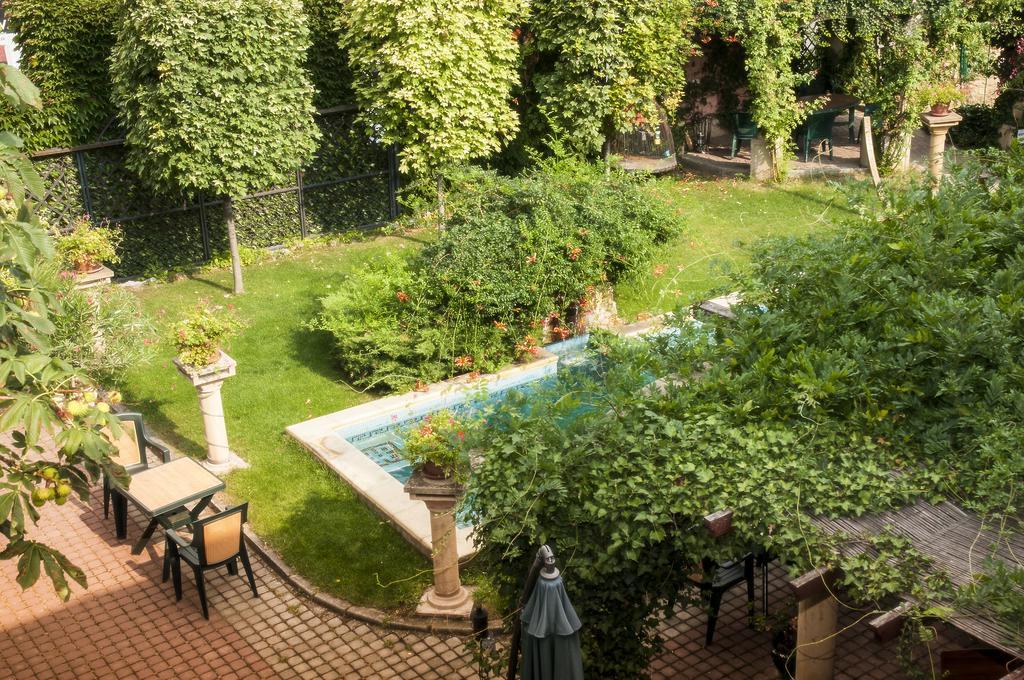 Hotel Bow Garden Komarno Exterior photo