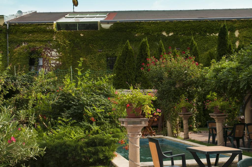 Hotel Bow Garden Komarno Exterior photo